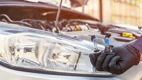 Auto spuldzes nomaiņa